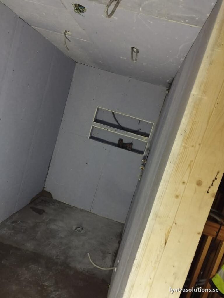 El förberedd i badrum före kakel