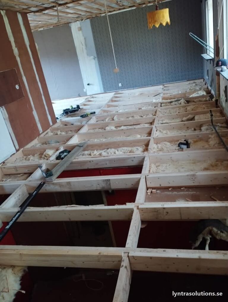 Rotrenovering: bjälklaget öppnat, nya reglar och isolering