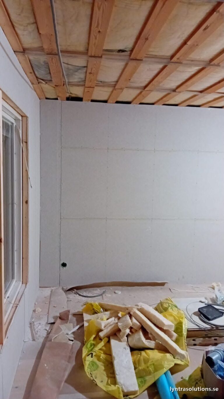 Gipsade väggar klara för spackling