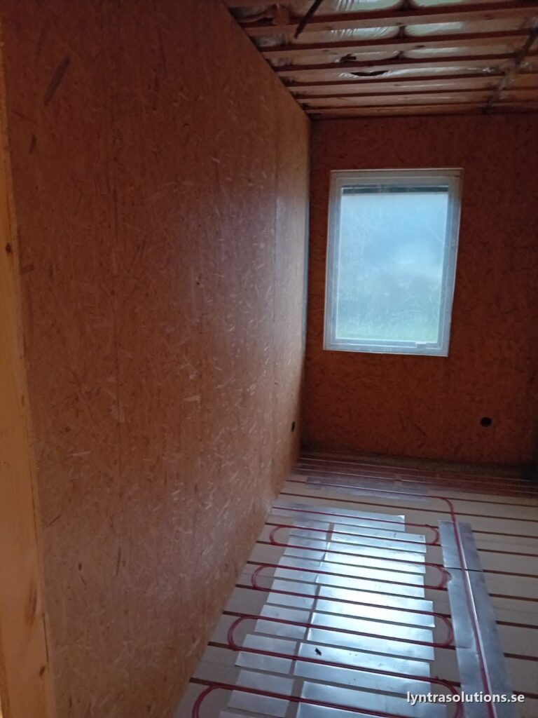 Golvvärme och nya väggar före gipsning