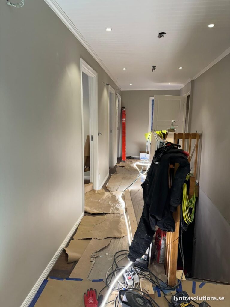 Samma hall under arbetet: eldragning, spotlights och målning
