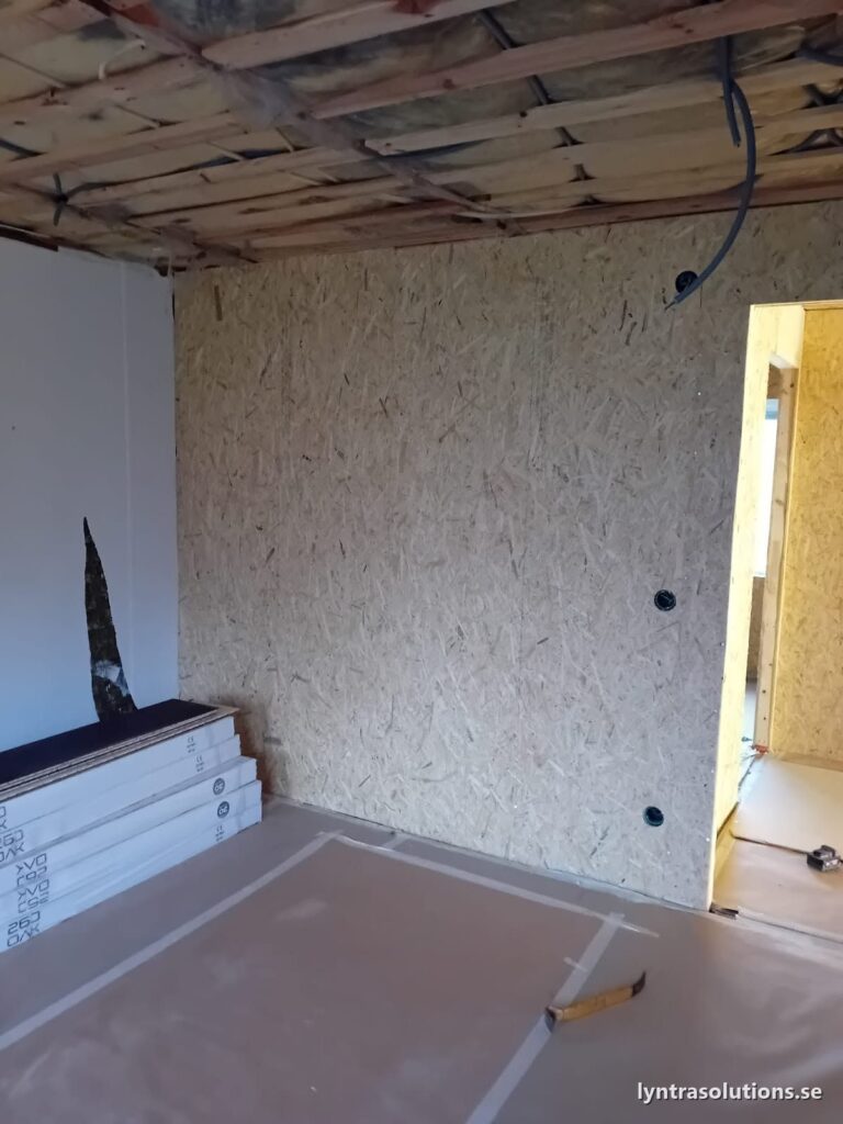 Nya väggar med el dragen innan skivorna sätts