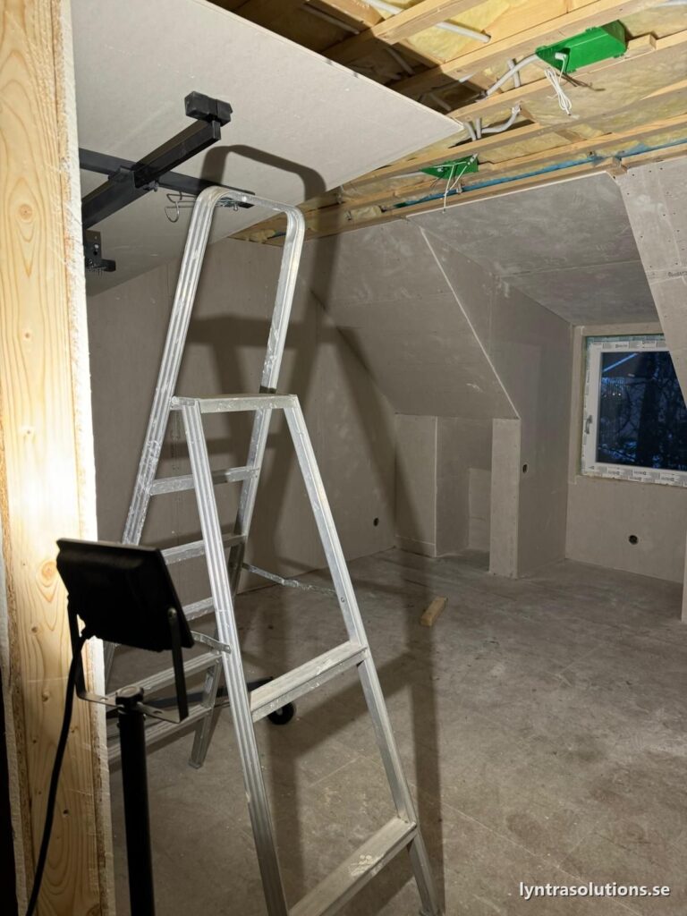 Vindsrum under byggnad: gips och eldosor på plats