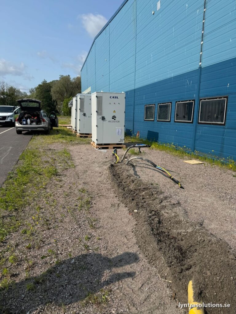 Batterilager i industriformat med kabelförläggning i mark