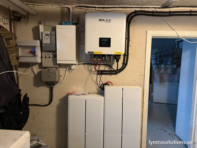 Växelriktare, batterilager och elcentral installerade i källare