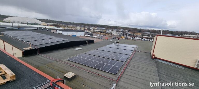 Solceller på industritak med kabelstegar